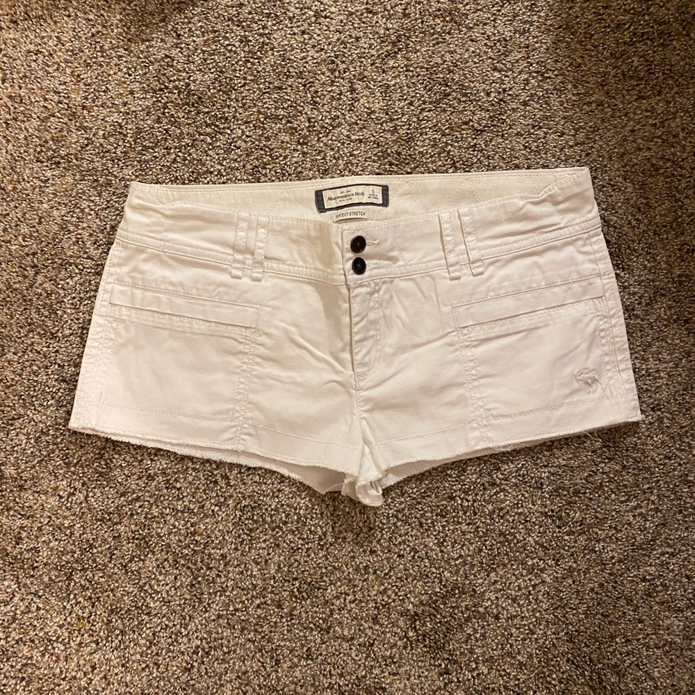 Abercrombie & Fitch white shorts.